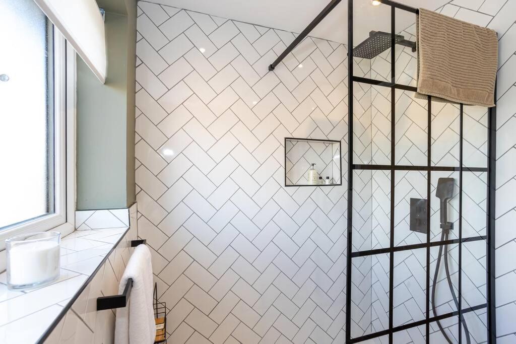 Railway House - Central Warrington - Sleeps 6 Bagian luar foto