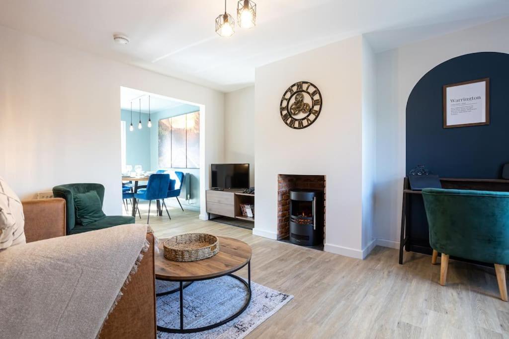 Railway House - Central Warrington - Sleeps 6 Bagian luar foto