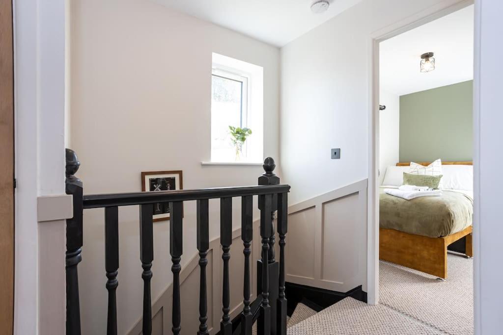 Railway House - Central Warrington - Sleeps 6 Bagian luar foto