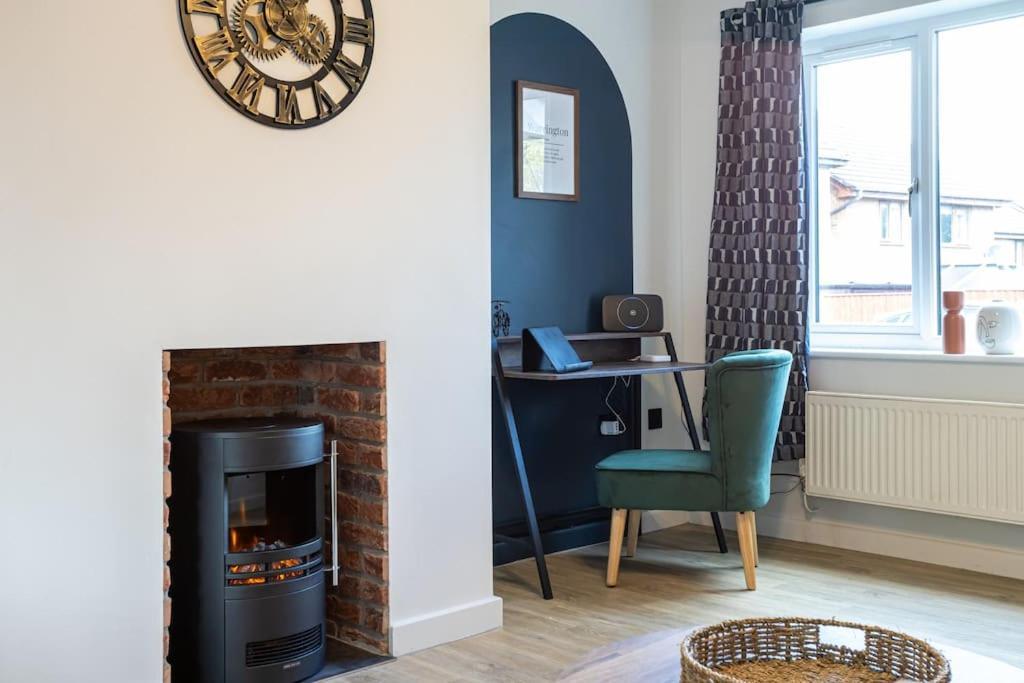 Railway House - Central Warrington - Sleeps 6 Bagian luar foto