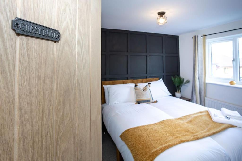 Railway House - Central Warrington - Sleeps 6 Bagian luar foto
