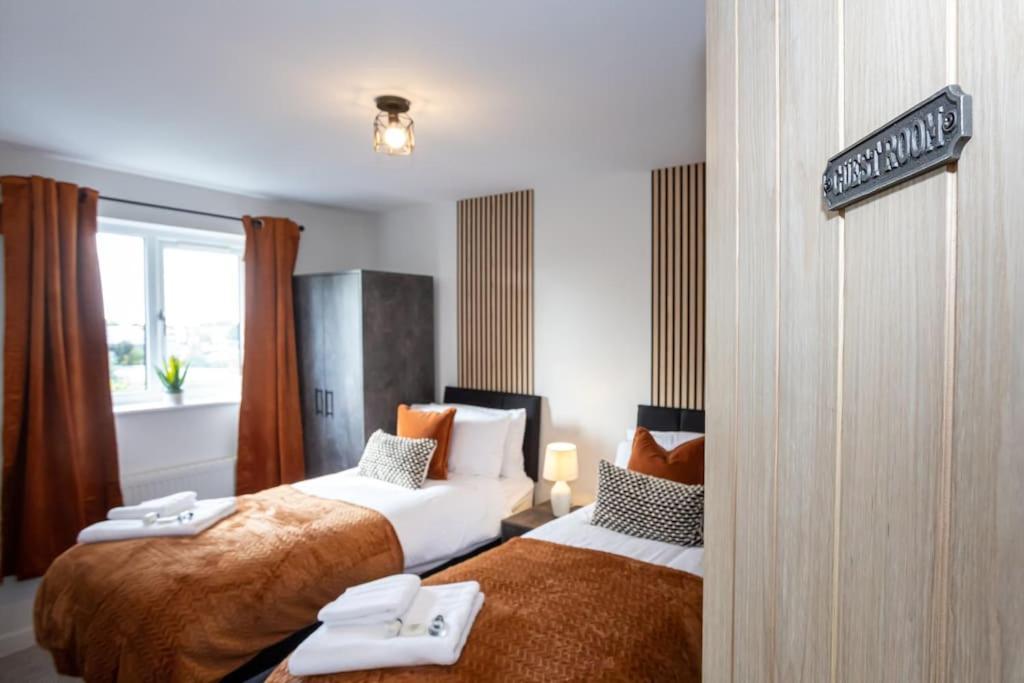 Railway House - Central Warrington - Sleeps 6 Bagian luar foto