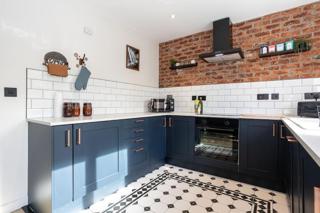 Railway House - Central Warrington - Sleeps 6 Bagian luar foto