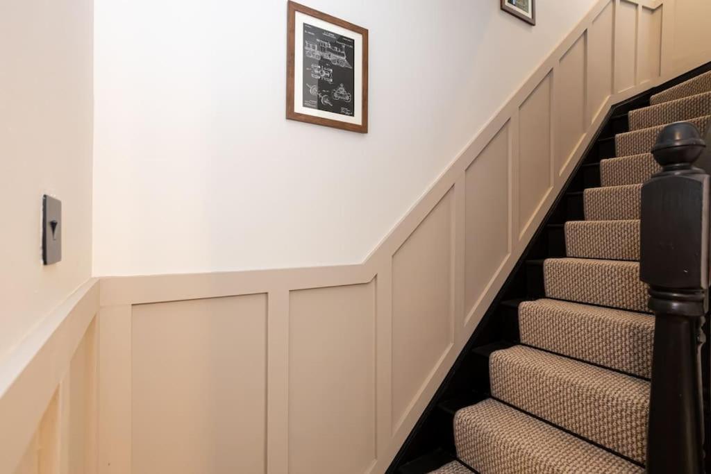 Railway House - Central Warrington - Sleeps 6 Bagian luar foto