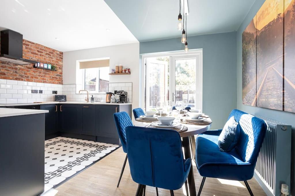 Railway House - Central Warrington - Sleeps 6 Bagian luar foto