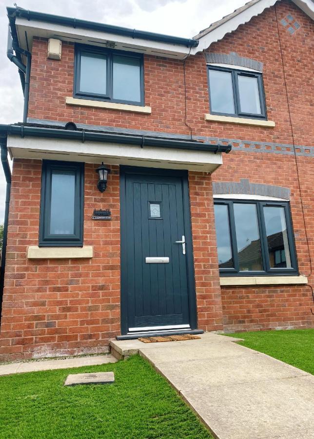 Railway House - Central Warrington - Sleeps 6 Bagian luar foto